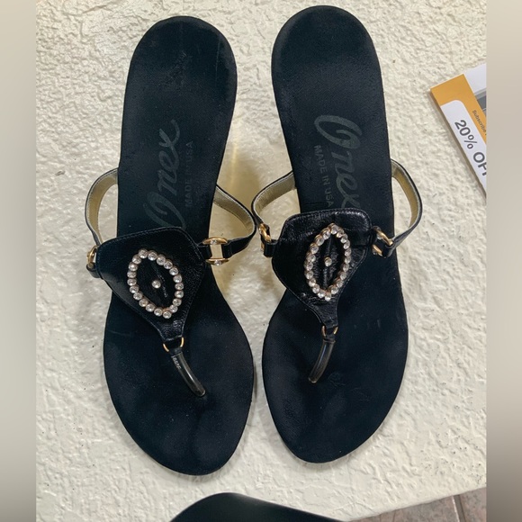 Onex Shoes - Super cute kitten heal slide on. Thong like